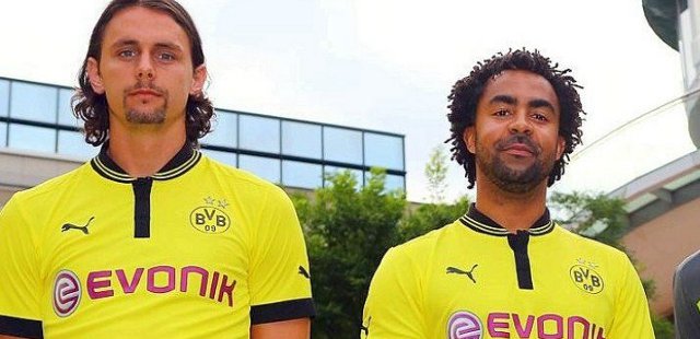 Borussia Dortmund_uitshirt_2012_2013.jpg