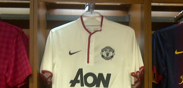 Manchester_United_uitshirt_2012_2013.jpg