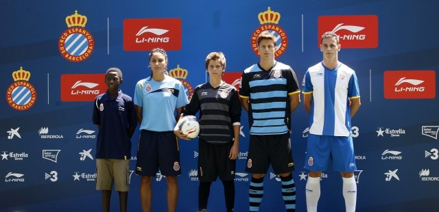 Espanyol_voetbalshirts_2011_2012(2).jpg