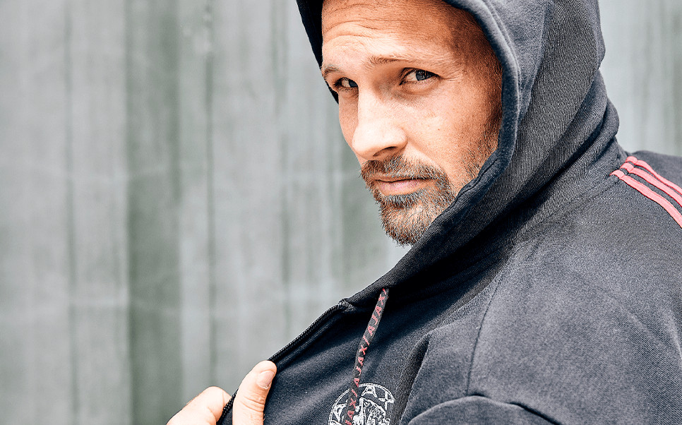 Ajax lanceert opnieuw zwart trainingspak met oude logo