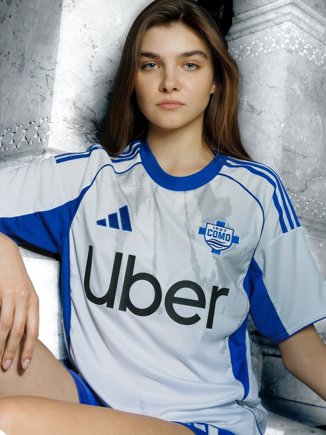 Como 1907 voetbalshirts 2025-2026 geïnspireerd door Comomeer en stadion