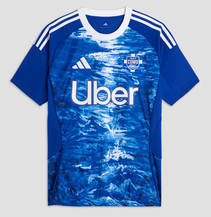Como 1907 voetbalshirts 2025-2026 geïnspireerd door Comomeer en stadion