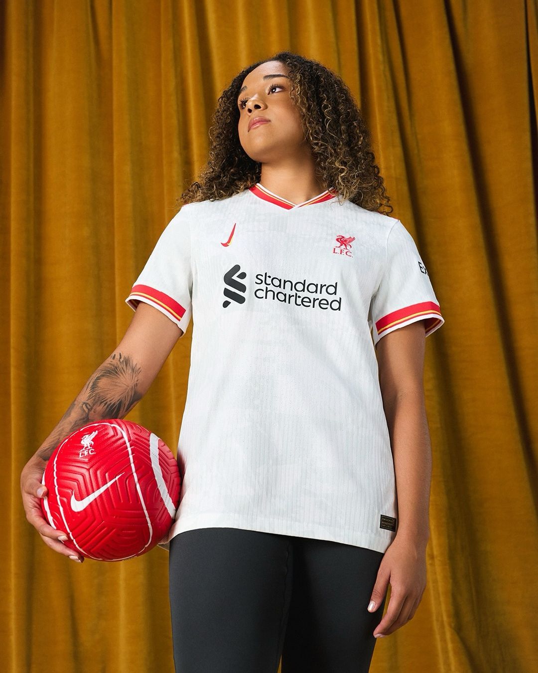 Liverpool 3e shirt 2024-2025 ode aan kunstenaars, vrouwenvoetbal en punks!