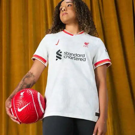 Liverpool 3e shirt 2024-2025 ode aan kunstenaars, vrouwenvoetbal en punks!
