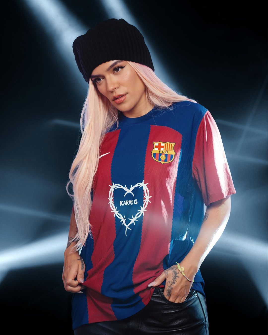 KAROL G op FC Barcelona voetbalshirt tijdens El Clásico 2024