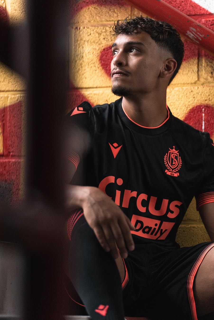 Dit zijn de Standard Luik voetbalshirts 2025-2026 van Macron