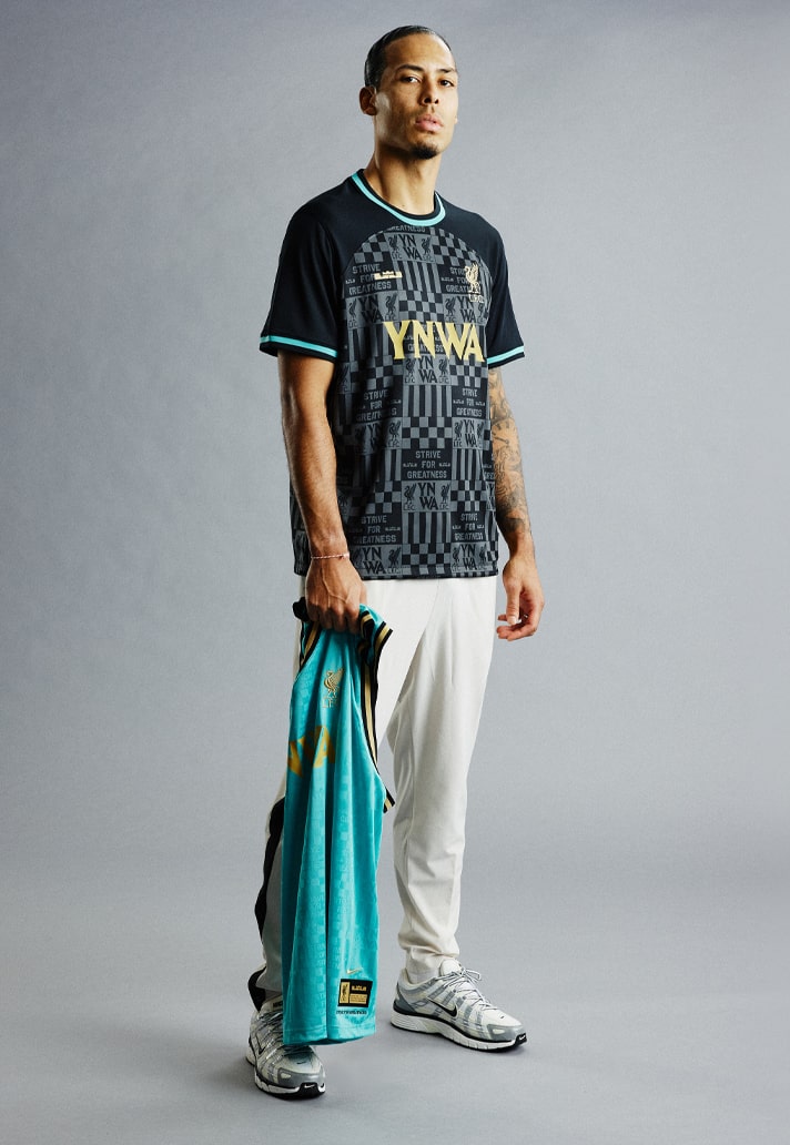 Chapter 2! Nike en LeBron lanceren opnieuw uniek Liverpool FC voetbalshirt
