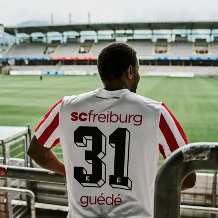 Dit is het SC Freiburg voetbalshirt ter ere van het 120 jarig bestaan