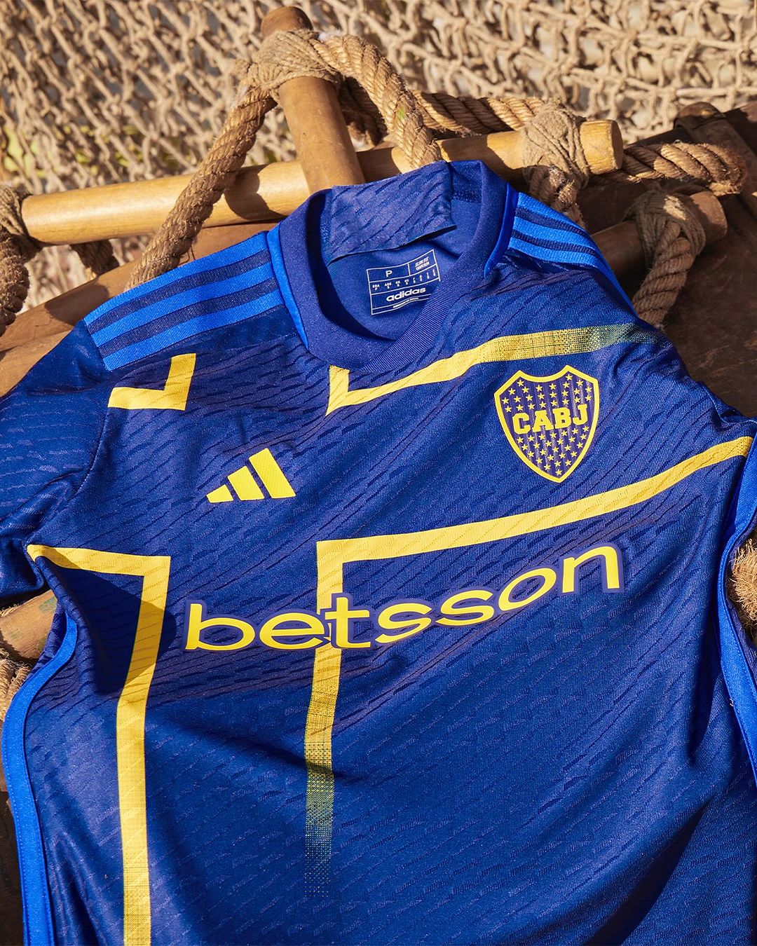 Boca Juniors 3e voetbalshirt 2024 in teken Zweedse vlag