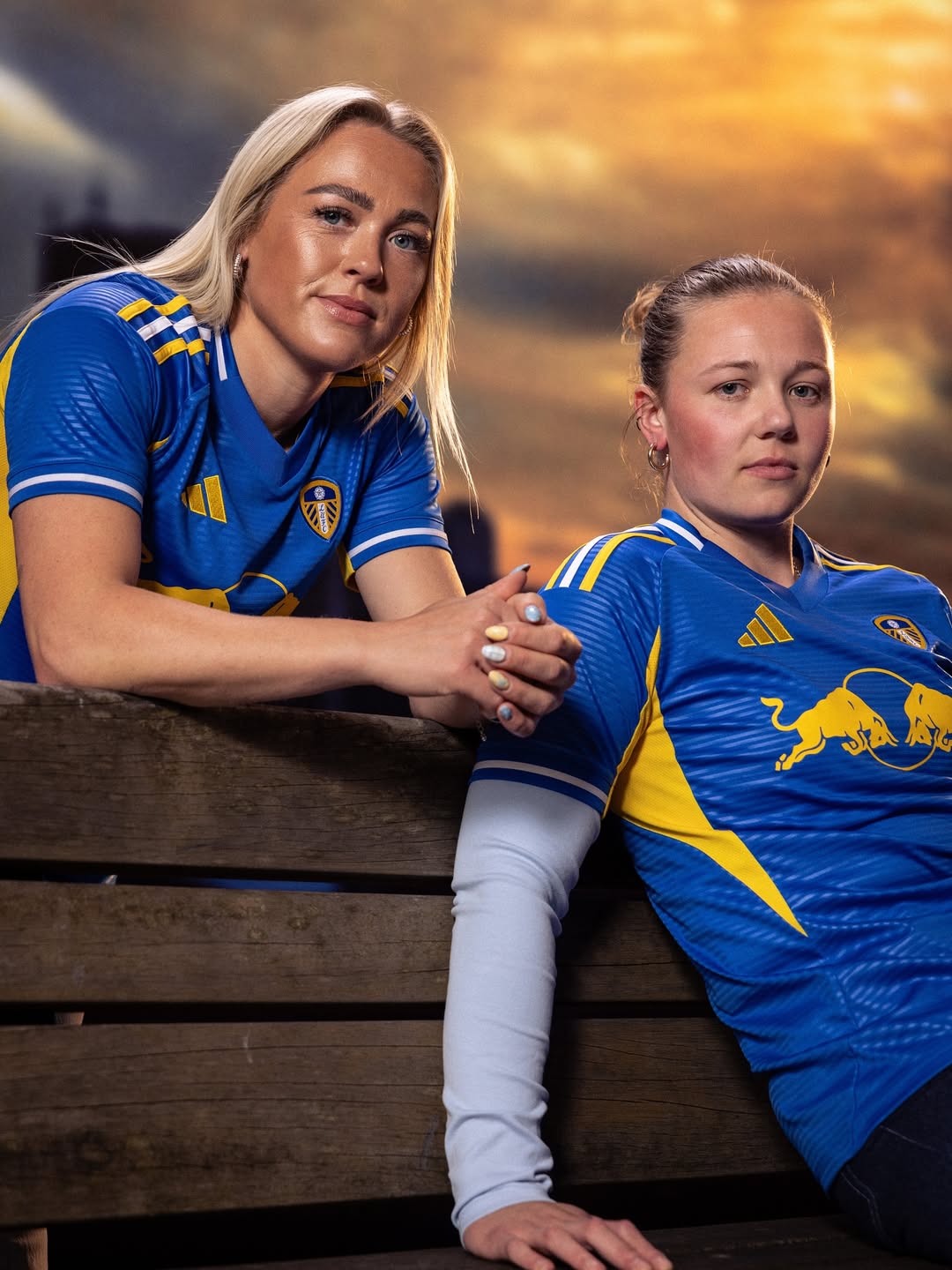 Leeds United voetbalshirts 2025-2026 geïnspireerd door Lowfields Tunnel, sjaals en shirt 2001-2003