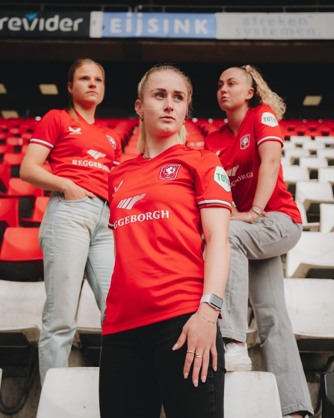 FC Twente voetbalshirts 2024-2025 'Het rode shirt, het Twentse ros'