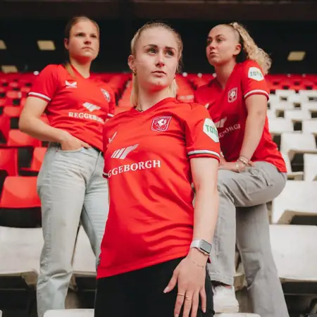 FC Twente voetbalshirts 2024-2025 'Het rode shirt, het Twentse ros'