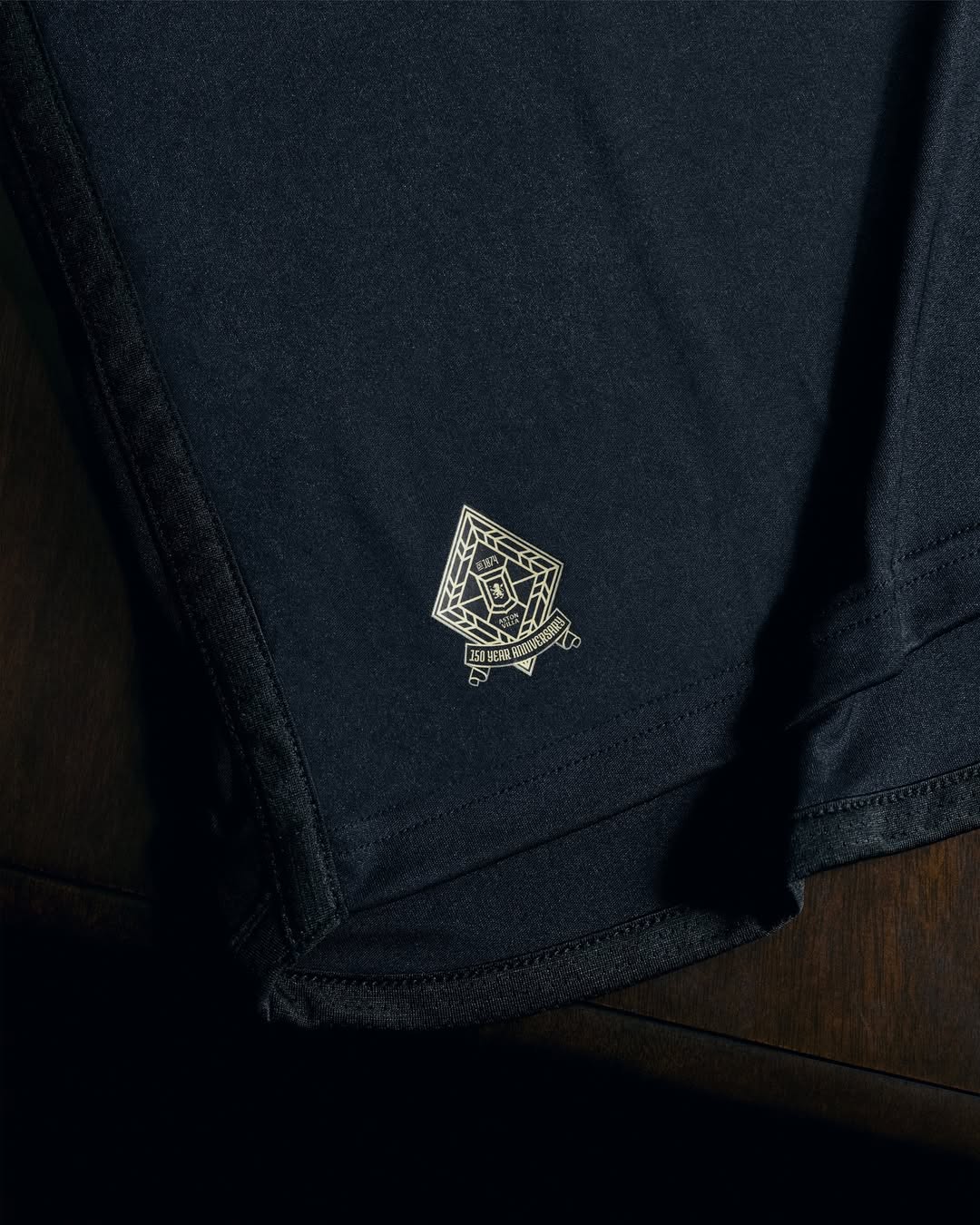 Aston Villa lanceert zwart voetbalshirt ter ere van 125 jarig jubileum