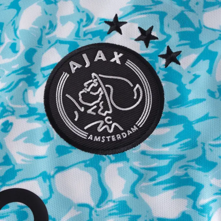 Dit is het Ajax warming-up shirt 2023-2024