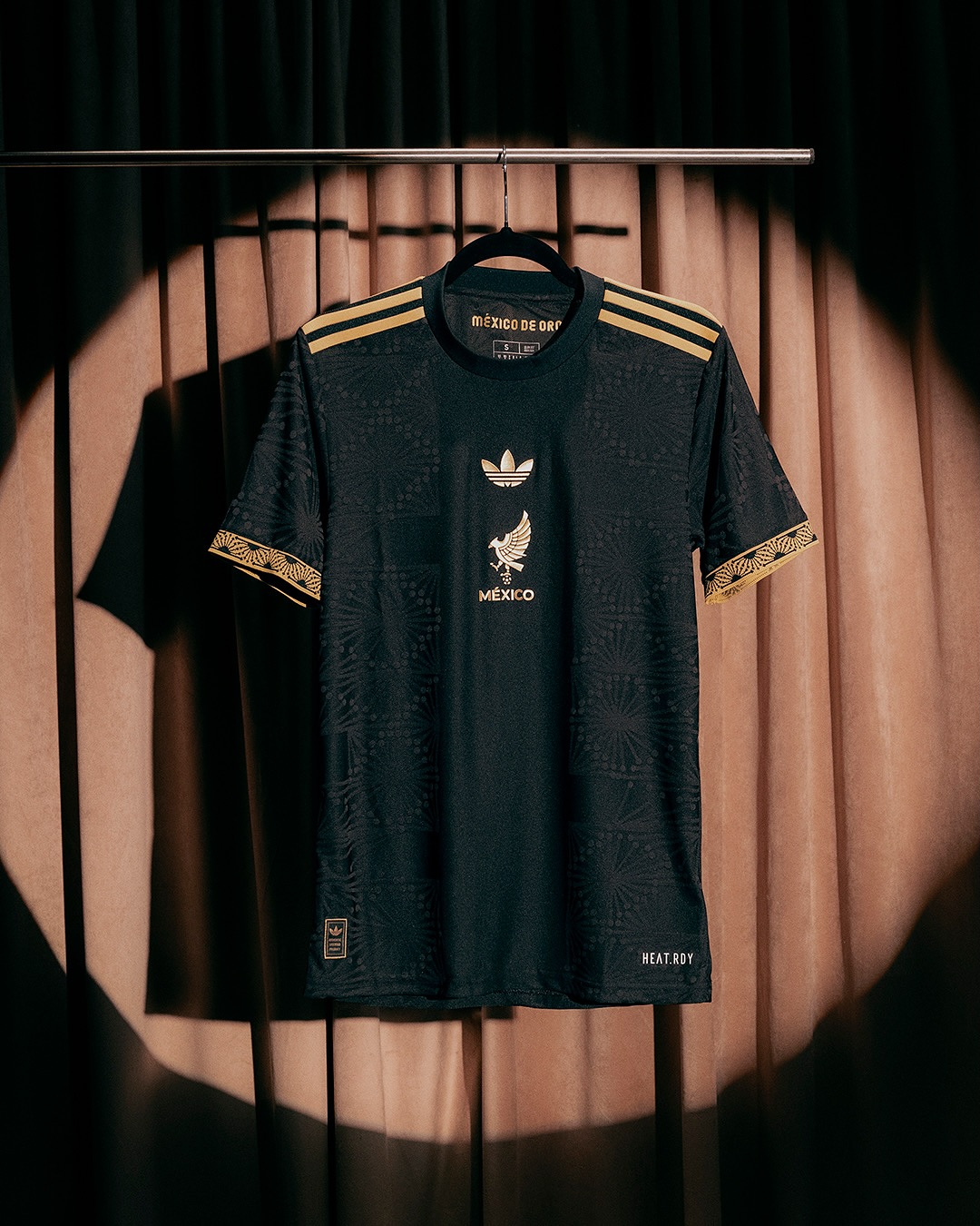 Dit is het zwart/gouden Mexico Gold Cup 2025 voetbalshirt