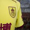 geel-burnley-uitshirt-2020-2021.jpg