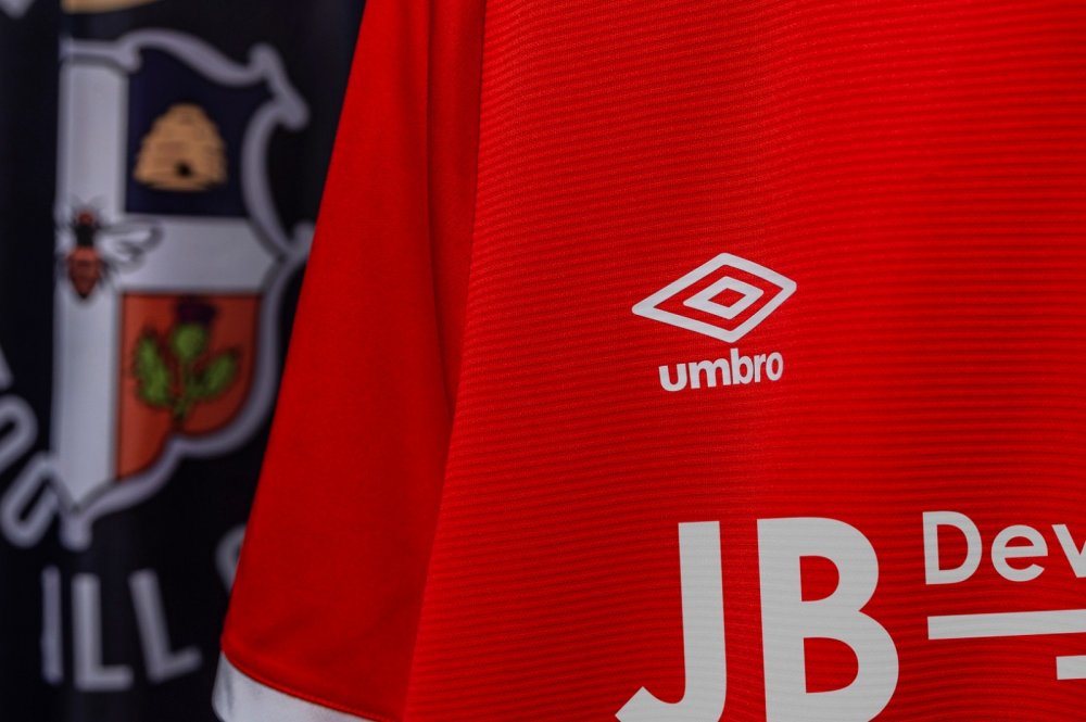 luton-town-voetbalshirts-2020-2021.jpg