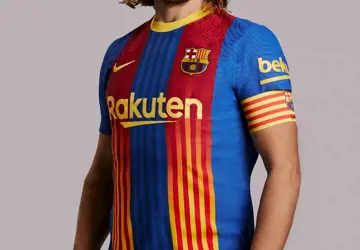 fc-barcelona-4e-voetbalshirt-2021.jpg