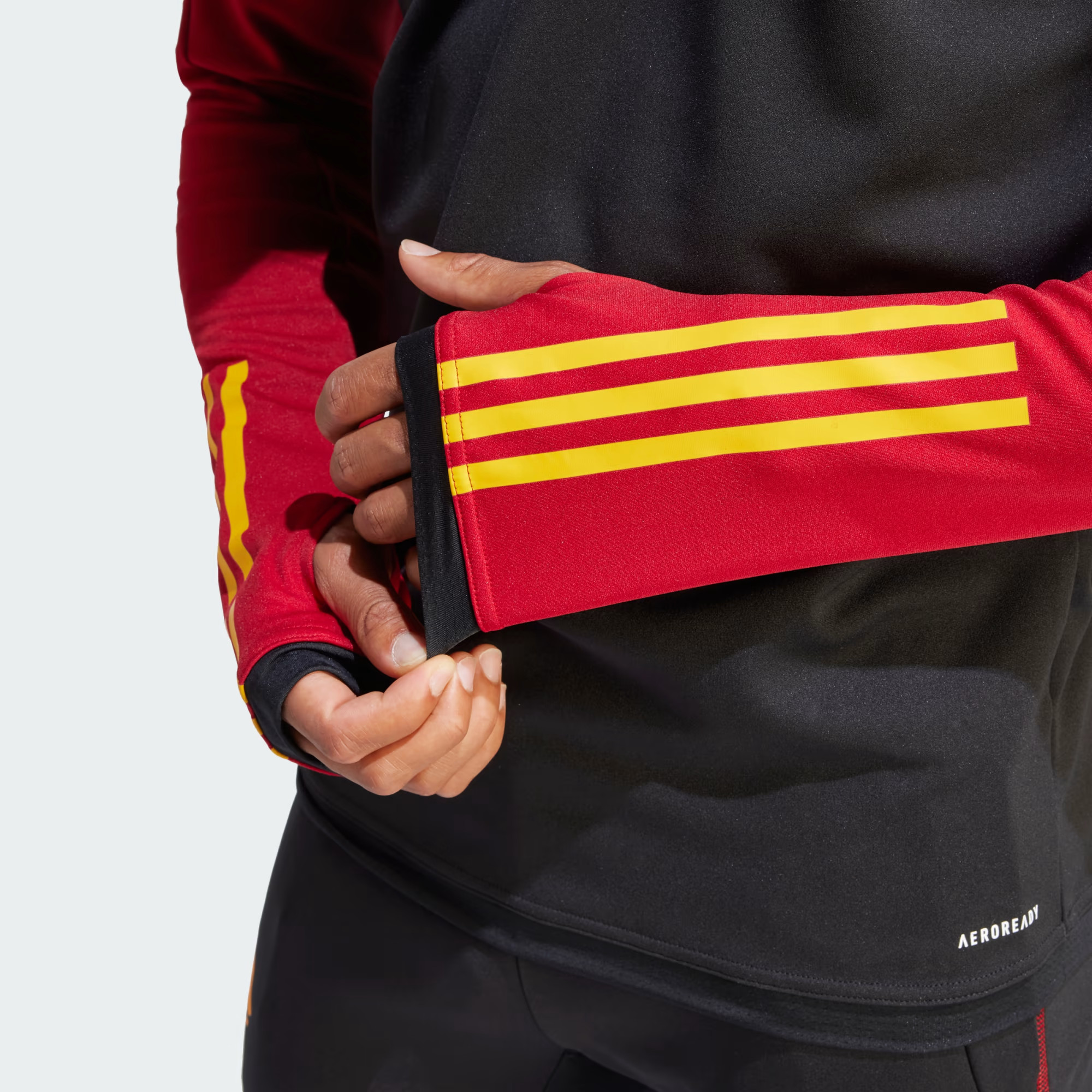 Dit is het AS Roma trainingspak 2023-2024 van adidas! 