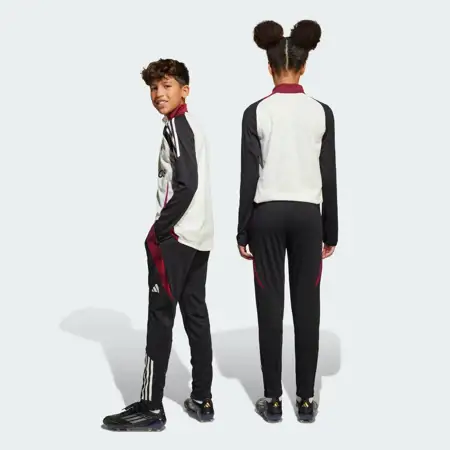 Dit is het beige Manchester United trainingspak 2025