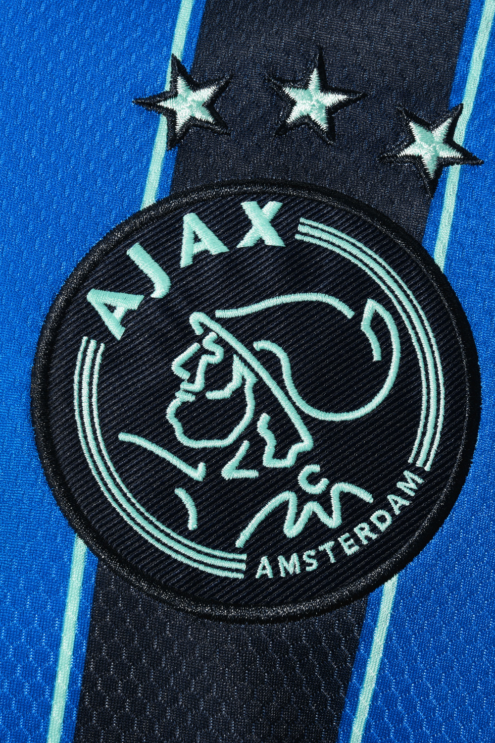 Logo op Ajax uitshirt 2021-2022