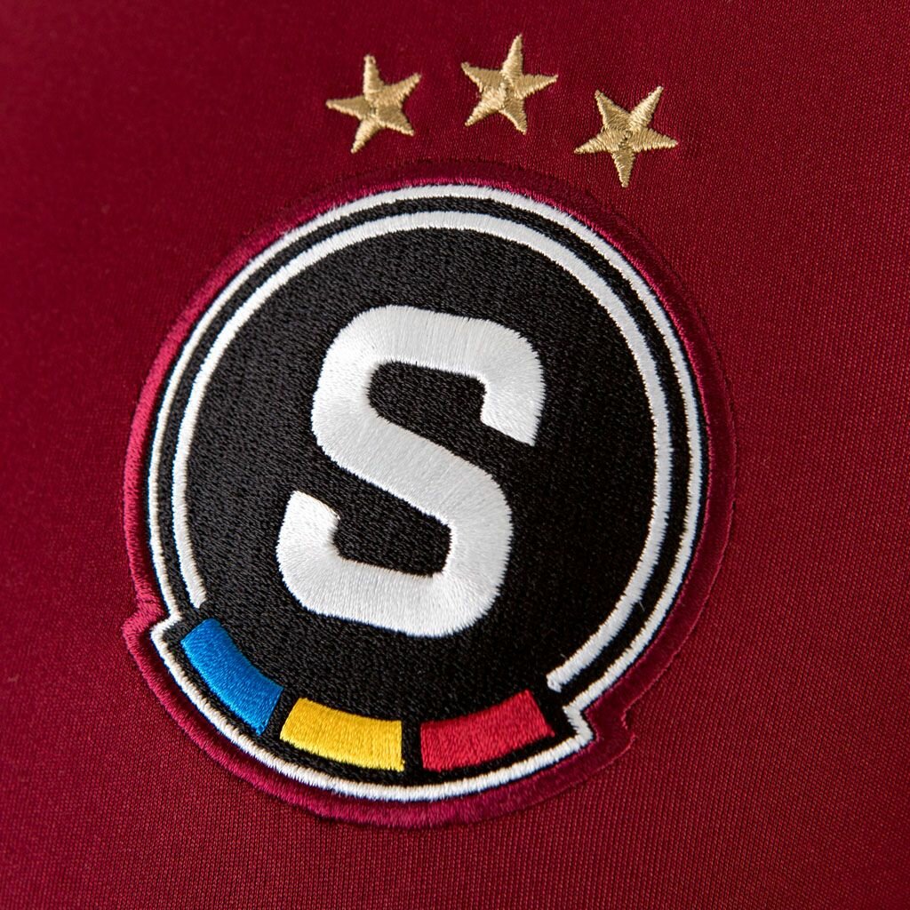 Logo op Sparta Praag voetbalshirts