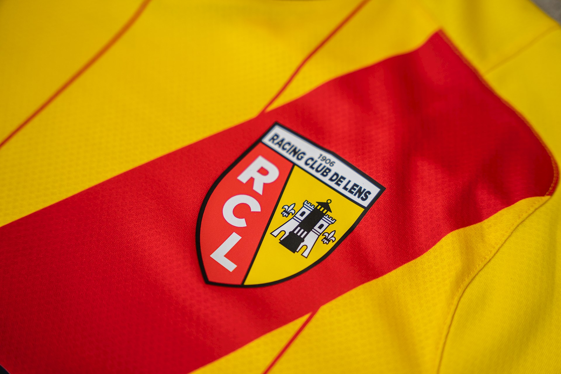 rc-lens-voetbalshirts-2021-2022.jpg
