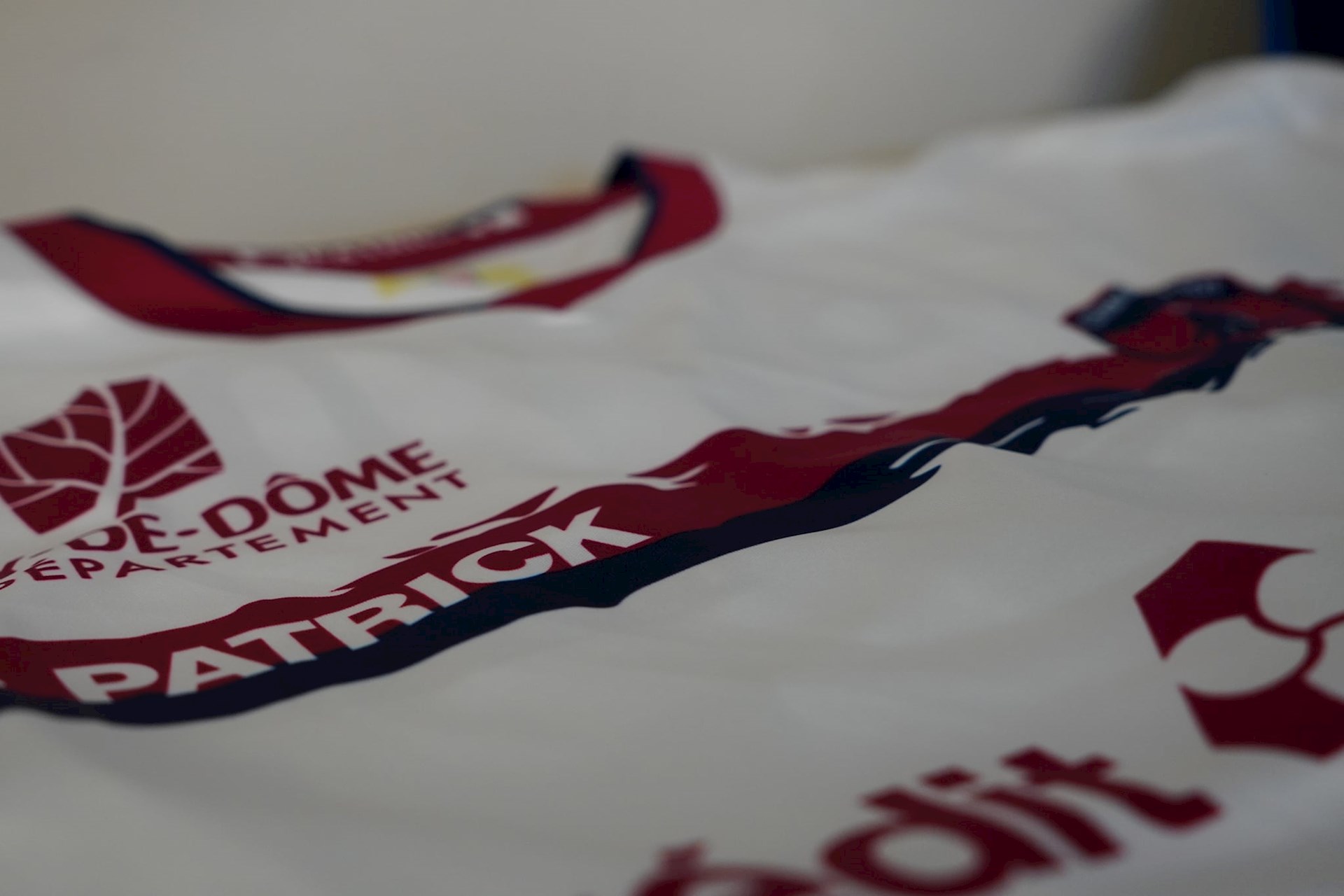 clermont-foot-voetbalshirts-2021-2022.jpg