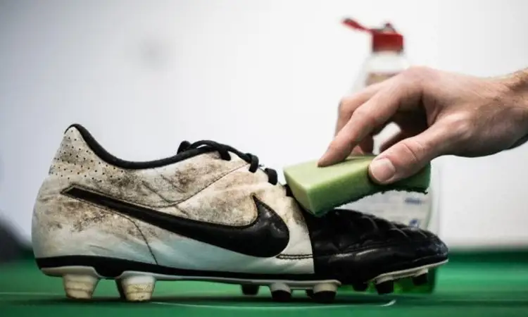 Hoe krijg je geur uit stinkende voetbalschoenen?