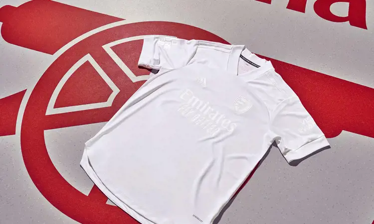 Arsenal draagt eenmalig wit voetbalshirt tegen jeugdgeweld