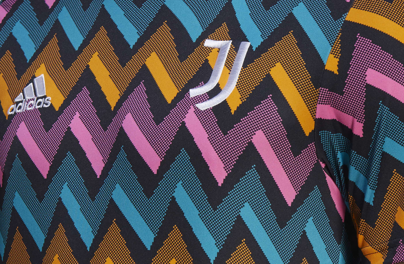 Juventus en adidas lanceren kleurig warming-up shirt 2022