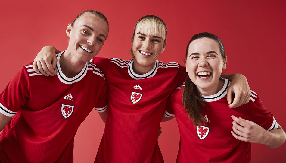 wales-vrouwen-voetbalshirt-2022-2023.jpg