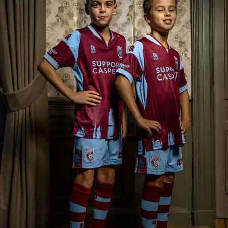 Dit zijn de Vitesse voetbalshirts 2024-2025