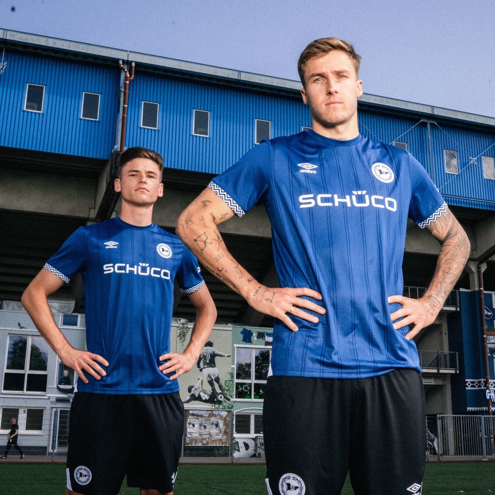 Dit zijn de Arminia Bielefeld voetbalshirts 2025-2026 van Umbro