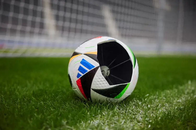 Dit is de adidas Euro 2024 Fussballliebe wedstrijdbal! 