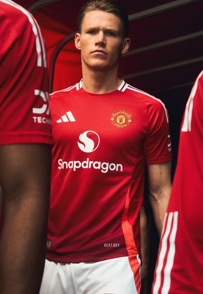 Manchester United thuisshirt 2024-2025 heeft verschillende tinten rood! 