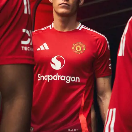 Manchester United thuisshirt 2024-2025 heeft verschillende tinten rood!
