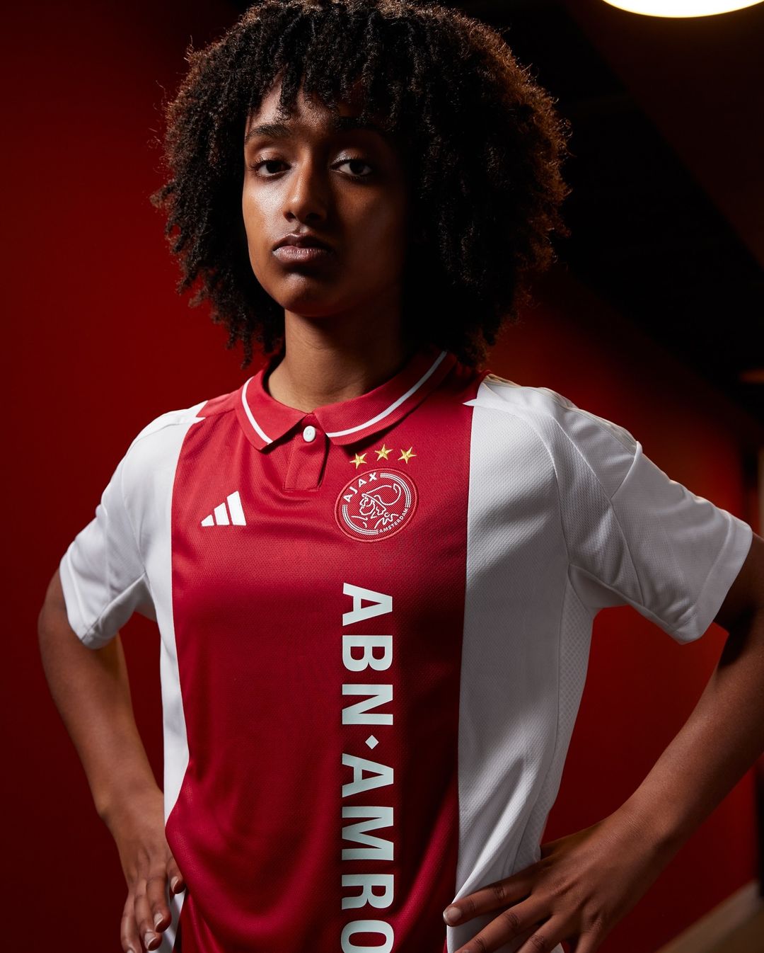 Ajax thuisshirt 2024-2025 geïnspireerd door iconische shirts met kraag
