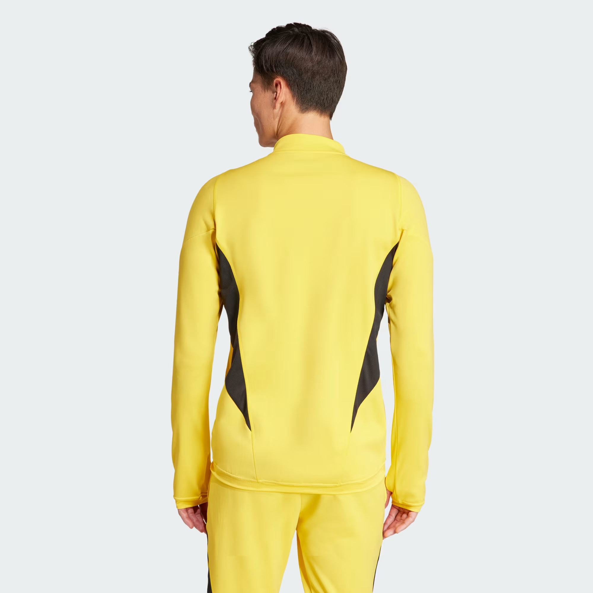 Dit is het gele Juventus trainingspak 2024