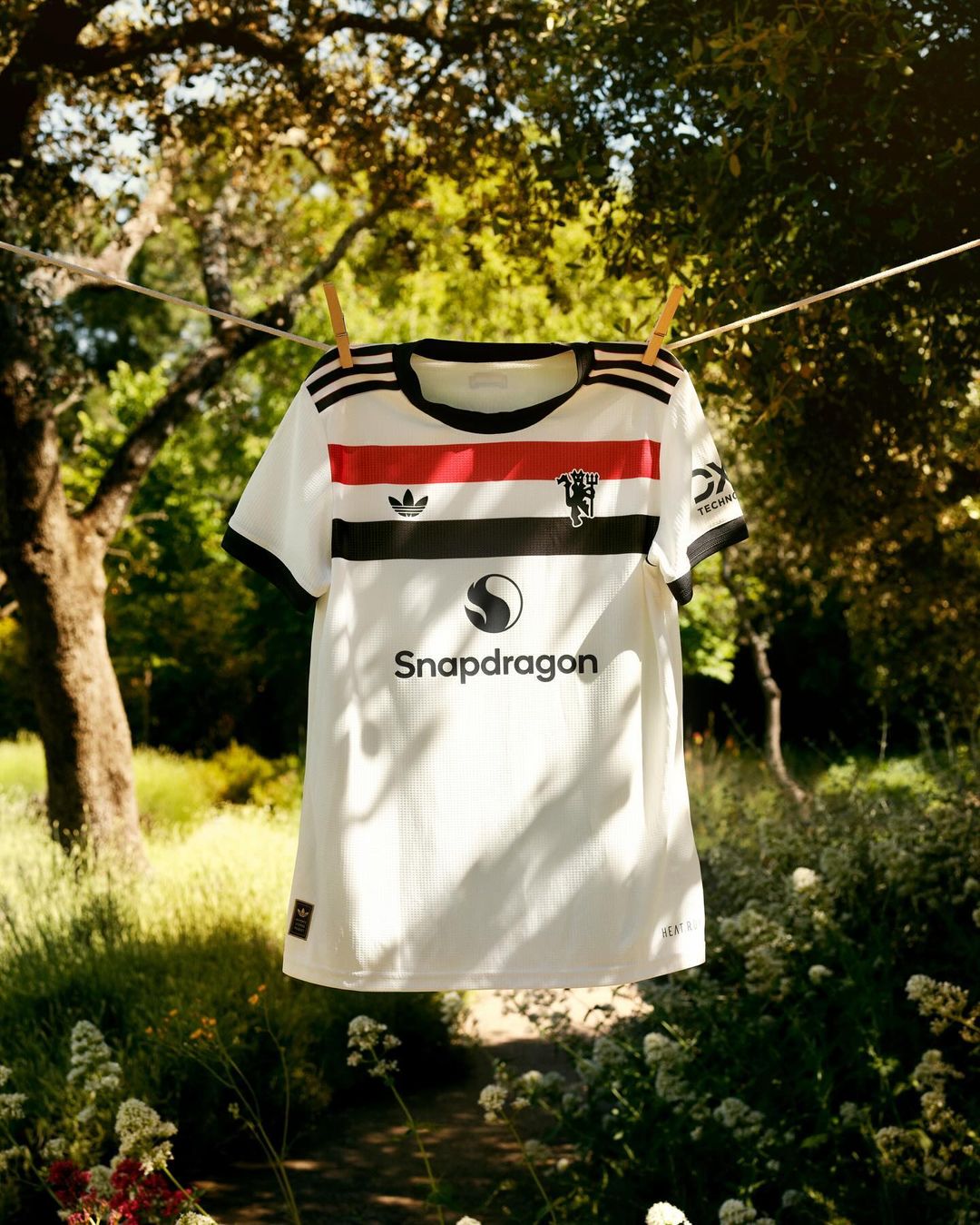 Manchester United 3e shirt 2024-2025 bevat adidas Originals logo en retro clublogo