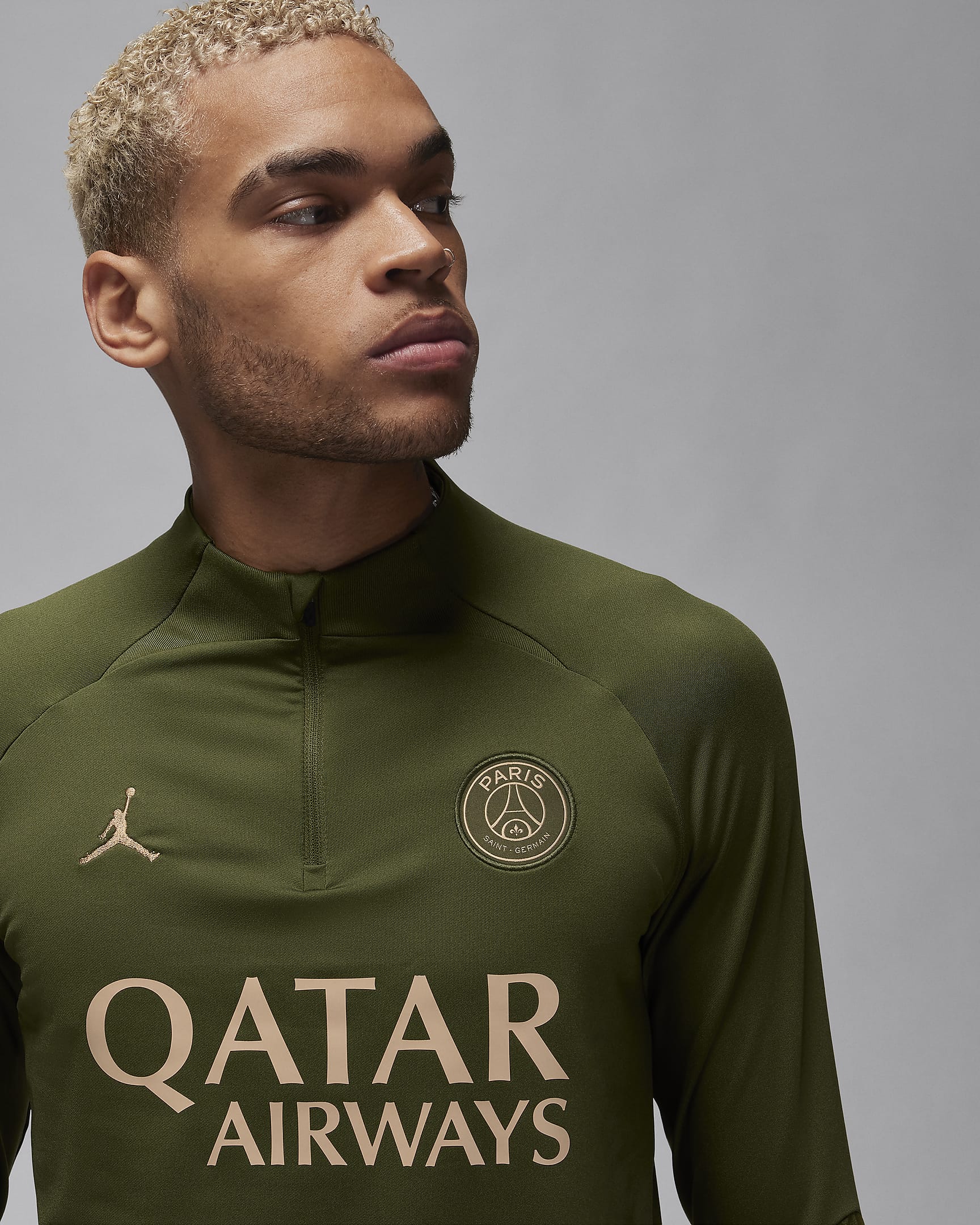 Dit is het legergroene Jordan Brand Paris Saint Germain trainingspak 2024