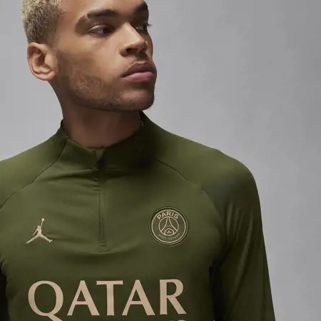 Dit is het legergroene Jordan Brand Paris Saint Germain trainingspak 2024