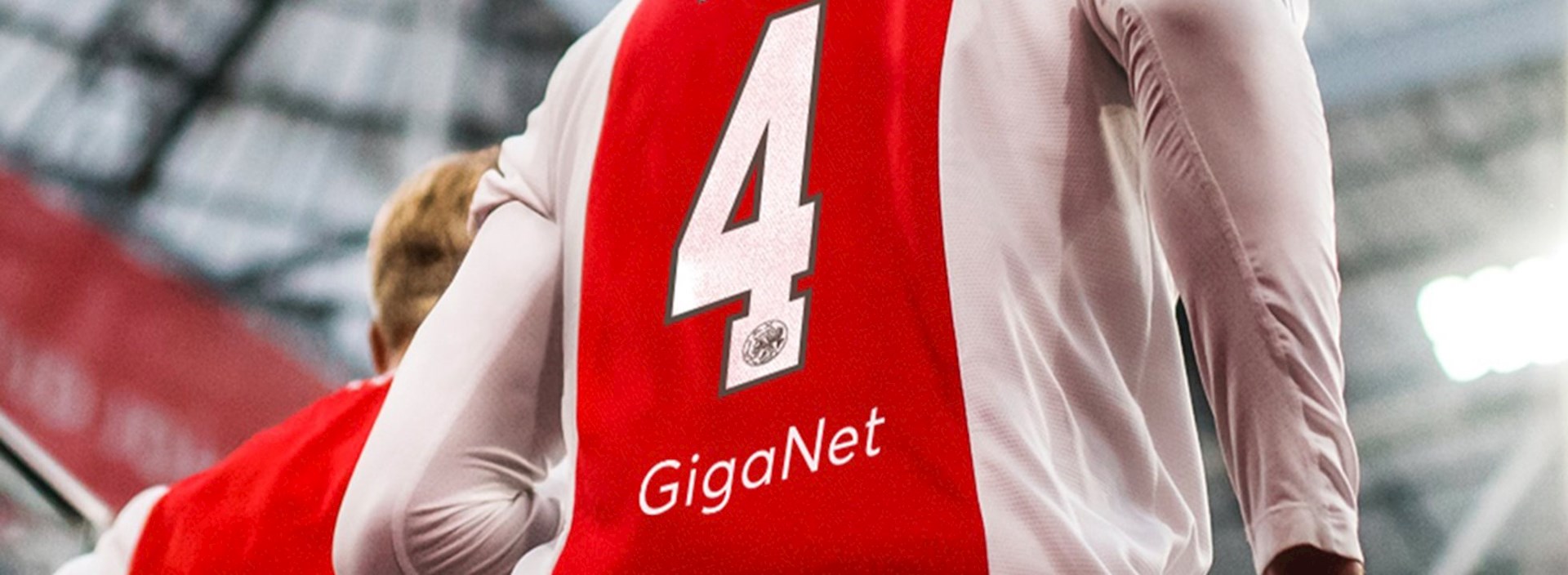 GigaNet vanaf 2022-2023 op achterkant Ajax voetbalshirts