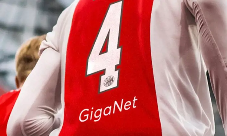 GigaNet vanaf 2022-2023 op achterkant Ajax voetbalshirts