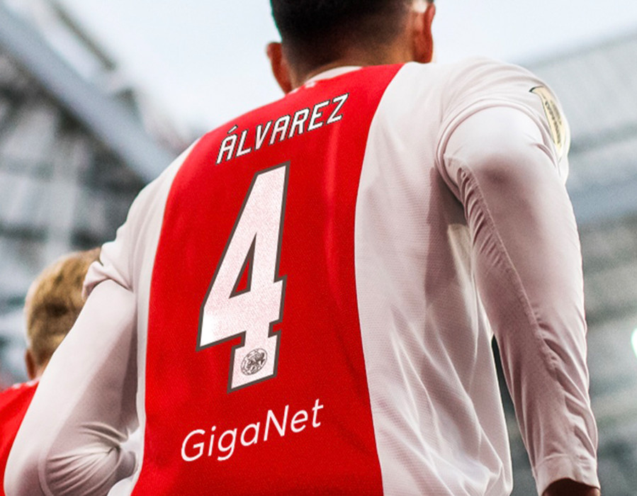 Giganet op achterkant Ajax voetbalshirts vanaf 2022-2023