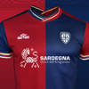 cagliari-voetbalshirts-2022-2023.jpg