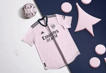 roze-arsenal-voetbalshirt-2022-2023.jpg