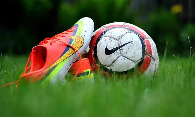 Wat zijn de shirtsponsors in de Eredivisie?