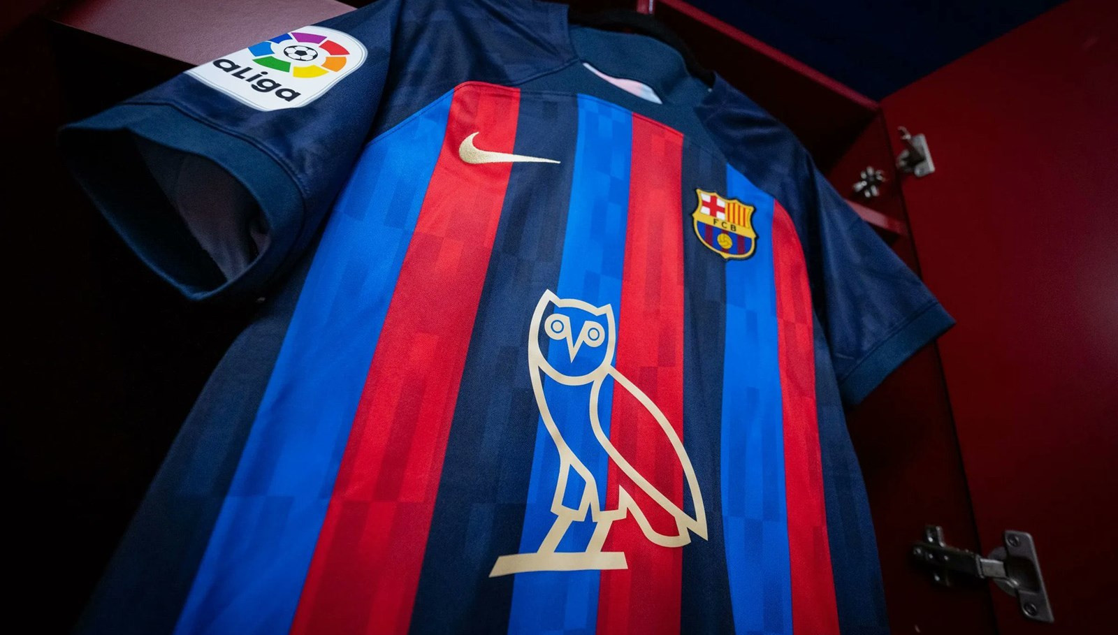 FC Barcelona met logo van Drake op voetbalshirts tijdens El Clásico