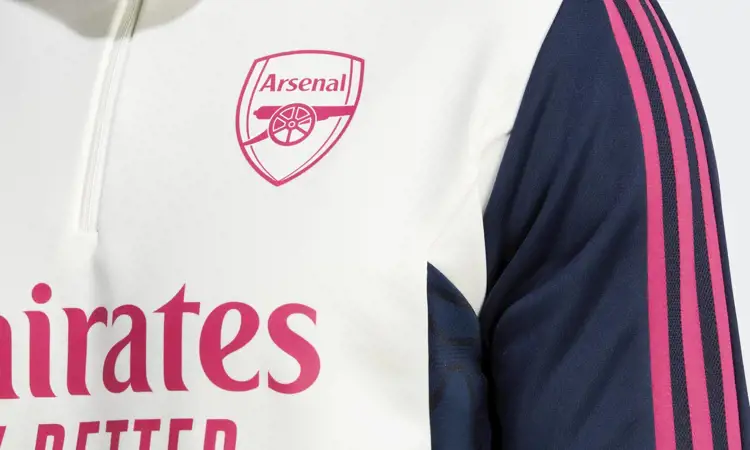 Arsenal trainingspak 2023 bevat roze details